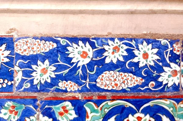 Eski Osmanlı döneminden İznik çinisi. Çiniler, imparatorluğun her yerinden İstanbul'a ve İznik'e getirilen nakkaş denilen usta zanaatkarlar tarafından dekore edilmiştir.