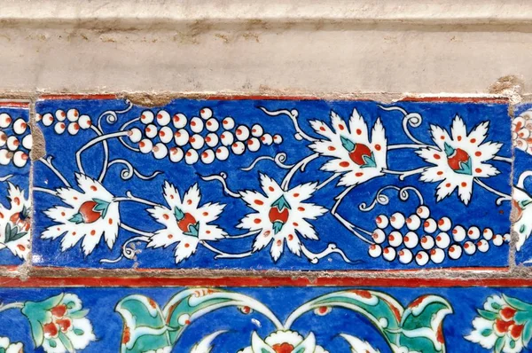 Eski Osmanlı döneminden İznik çinisi. Çiniler, imparatorluğun her yerinden İstanbul'a ve İznik'e getirilen nakkaş denilen usta zanaatkarlar tarafından dekore edilmiştir.