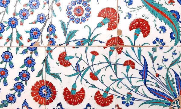 Eski Osmanlı döneminden İznik çinisi. Çiniler, imparatorluğun her yerinden İstanbul'a ve İznik'e getirilen nakkaş denilen usta zanaatkarlar tarafından dekore edilmiştir.