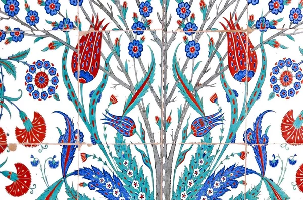 Eski Osmanlı döneminden İznik çinisi. Çiniler, imparatorluğun her yerinden İstanbul'a ve İznik'e getirilen nakkaş denilen usta zanaatkarlar tarafından dekore edilmiştir.