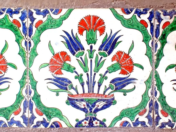 Eski Osmanlı döneminden İznik çinisi. Çiniler, imparatorluğun her yerinden İstanbul'a ve İznik'e getirilen nakkaş denilen usta zanaatkarlar tarafından dekore edilmiştir.