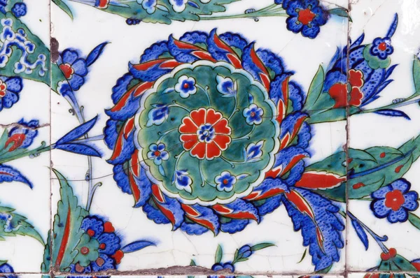 Eski Osmanlı döneminden İznik çinisi. Çiniler, imparatorluğun her yerinden İstanbul'a ve İznik'e getirilen nakkaş denilen usta zanaatkarlar tarafından dekore edilmiştir.