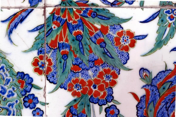 Eski Osmanlı döneminden İznik çinisi. Çiniler, imparatorluğun her yerinden İstanbul'a ve İznik'e getirilen nakkaş denilen usta zanaatkarlar tarafından dekore edilmiştir.