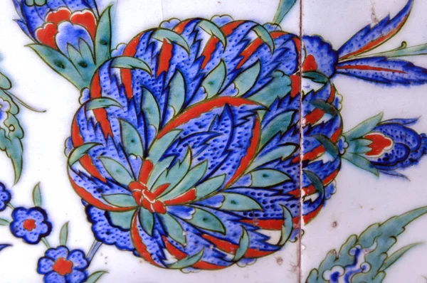 Eski Osmanlı döneminden İznik çinisi. Çiniler, imparatorluğun her yerinden İstanbul'a ve İznik'e getirilen nakkaş denilen usta zanaatkarlar tarafından dekore edilmiştir.