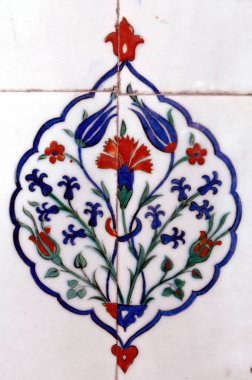 Eski Osmanlı döneminden İznik çinisi. Çiniler, imparatorluğun her yerinden İstanbul'a ve İznik'e getirilen nakkaş denilen usta zanaatkarlar tarafından dekore edilmiştir.