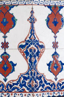 Eski Osmanlı döneminden İznik çinisi. Çiniler, imparatorluğun her yerinden İstanbul'a ve İznik'e getirilen nakkaş denilen usta zanaatkarlar tarafından dekore edilmiştir.