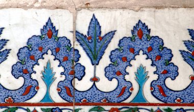 Eski Osmanlı döneminden İznik çinisi. Çiniler, imparatorluğun her yerinden İstanbul'a ve İznik'e getirilen nakkaş denilen usta zanaatkarlar tarafından dekore edilmiştir.