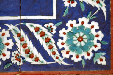 Eski Osmanlı döneminden İznik çinisi. Çiniler, imparatorluğun her yerinden İstanbul'a ve İznik'e getirilen nakkaş denilen usta zanaatkarlar tarafından dekore edilmiştir.