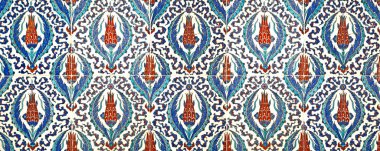 Eski Osmanlı döneminden İznik çinisi. Çiniler, imparatorluğun her yerinden İstanbul'a ve İznik'e getirilen nakkaş denilen usta zanaatkarlar tarafından dekore edilmiştir.