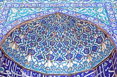 Eski Osmanlı döneminden İznik çinisi. Çiniler, imparatorluğun her yerinden İstanbul'a ve İznik'e getirilen nakkaş denilen usta zanaatkarlar tarafından dekore edilmiştir.