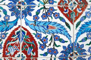 Eski Osmanlı döneminden İznik çinisi. Çiniler, imparatorluğun her yerinden İstanbul'a ve İznik'e getirilen nakkaş denilen usta zanaatkarlar tarafından dekore edilmiştir.