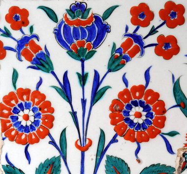 Eski Osmanlı döneminden İznik çinisi. Çiniler, imparatorluğun her yerinden İstanbul'a ve İznik'e getirilen nakkaş denilen usta zanaatkarlar tarafından dekore edilmiştir.