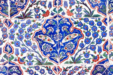 Eski Osmanlı döneminden İznik çinisi. Çiniler, imparatorluğun her yerinden İstanbul'a ve İznik'e getirilen nakkaş denilen usta zanaatkarlar tarafından dekore edilmiştir.
