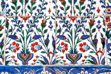 Eski Osmanlı döneminden İznik çinisi. Çiniler, imparatorluğun her yerinden İstanbul'a ve İznik'e getirilen nakkaş denilen usta zanaatkarlar tarafından dekore edilmiştir.