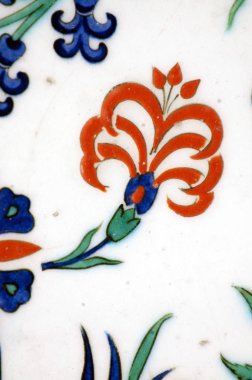 Eski Osmanlı döneminden İznik çinisi. Çiniler, imparatorluğun her yerinden İstanbul'a ve İznik'e getirilen nakkaş denilen usta zanaatkarlar tarafından dekore edilmiştir.