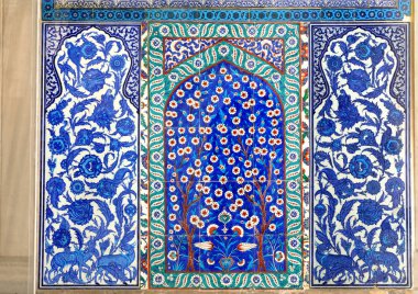 Eski Osmanlı döneminden İznik çinisi. Çiniler, imparatorluğun her yerinden İstanbul'a ve İznik'e getirilen nakkaş denilen usta zanaatkarlar tarafından dekore edilmiştir.