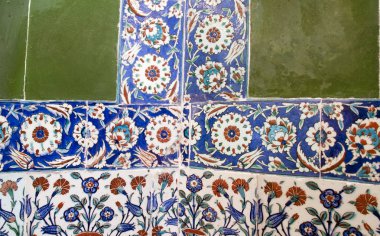 Eski Osmanlı döneminden İznik çinisi. Çiniler, imparatorluğun her yerinden İstanbul'a ve İznik'e getirilen nakkaş denilen usta zanaatkarlar tarafından dekore edilmiştir.