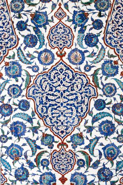 Eski Osmanlı döneminden İznik çinisi. Çiniler, imparatorluğun her yerinden İstanbul'a ve İznik'e getirilen nakkaş denilen usta zanaatkarlar tarafından dekore edilmiştir.