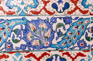 Eski Osmanlı döneminden İznik çinisi. Çiniler, imparatorluğun her yerinden İstanbul'a ve İznik'e getirilen nakkaş denilen usta zanaatkarlar tarafından dekore edilmiştir.