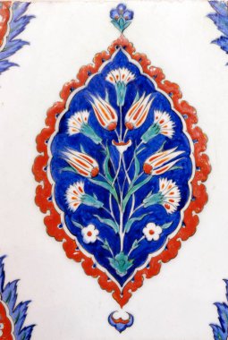 Eski Osmanlı döneminden İznik çinisi. Çiniler, imparatorluğun her yerinden İstanbul'a ve İznik'e getirilen nakkaş denilen usta zanaatkarlar tarafından dekore edilmiştir.