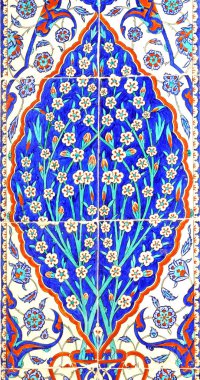 Eski Osmanlı döneminden İznik çinisi. Çiniler, imparatorluğun her yerinden İstanbul'a ve İznik'e getirilen nakkaş denilen usta zanaatkarlar tarafından dekore edilmiştir.