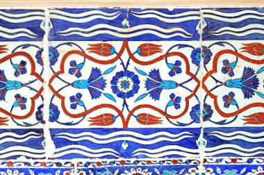 Eski Osmanlı döneminden İznik çinisi. Çiniler, imparatorluğun her yerinden İstanbul'a ve İznik'e getirilen nakkaş denilen usta zanaatkarlar tarafından dekore edilmiştir.