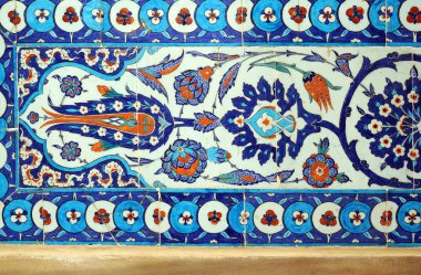 Eski Osmanlı döneminden İznik çinisi. Çiniler, imparatorluğun her yerinden İstanbul'a ve İznik'e getirilen nakkaş denilen usta zanaatkarlar tarafından dekore edilmiştir.