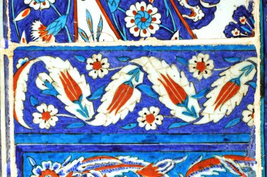 Eski Osmanlı döneminden İznik çinisi. Çiniler, imparatorluğun her yerinden İstanbul'a ve İznik'e getirilen nakkaş denilen usta zanaatkarlar tarafından dekore edilmiştir.