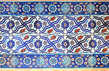 Eski Osmanlı döneminden İznik çinisi. Çiniler, imparatorluğun her yerinden İstanbul'a ve İznik'e getirilen nakkaş denilen usta zanaatkarlar tarafından dekore edilmiştir.