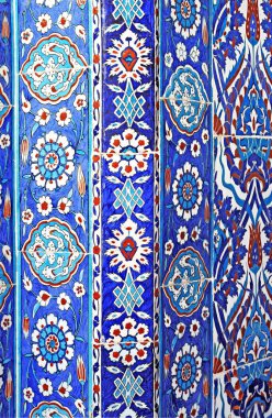 Eski Osmanlı döneminden İznik çinisi. Çiniler, imparatorluğun her yerinden İstanbul'a ve İznik'e getirilen nakkaş denilen usta zanaatkarlar tarafından dekore edilmiştir.