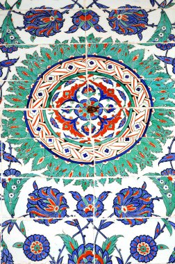 Eski Osmanlı döneminden İznik çinisi. Çiniler, imparatorluğun her yerinden İstanbul'a ve İznik'e getirilen nakkaş denilen usta zanaatkarlar tarafından dekore edilmiştir.