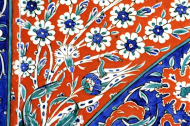 Eski Osmanlı döneminden İznik çinisi. Çiniler, imparatorluğun her yerinden İstanbul'a ve İznik'e getirilen nakkaş denilen usta zanaatkarlar tarafından dekore edilmiştir.