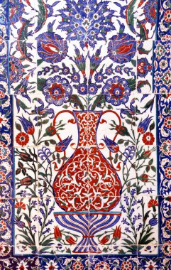 Eski Osmanlı döneminden İznik çinisi. Çiniler, imparatorluğun her yerinden İstanbul'a ve İznik'e getirilen nakkaş denilen usta zanaatkarlar tarafından dekore edilmiştir.