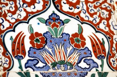 Eski Osmanlı döneminden İznik çinisi. Çiniler, imparatorluğun her yerinden İstanbul'a ve İznik'e getirilen nakkaş denilen usta zanaatkarlar tarafından dekore edilmiştir.