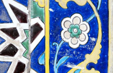 Eski Osmanlı döneminden İznik çinisi. Çiniler, imparatorluğun her yerinden İstanbul'a ve İznik'e getirilen nakkaş denilen usta zanaatkarlar tarafından dekore edilmiştir.