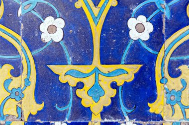 Eski Osmanlı döneminden İznik çinisi. Çiniler, imparatorluğun her yerinden İstanbul'a ve İznik'e getirilen nakkaş denilen usta zanaatkarlar tarafından dekore edilmiştir.