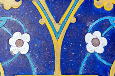 Eski Osmanlı döneminden İznik çinisi. Çiniler, imparatorluğun her yerinden İstanbul'a ve İznik'e getirilen nakkaş denilen usta zanaatkarlar tarafından dekore edilmiştir.