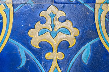 Eski Osmanlı döneminden İznik çinisi. Çiniler, imparatorluğun her yerinden İstanbul'a ve İznik'e getirilen nakkaş denilen usta zanaatkarlar tarafından dekore edilmiştir.