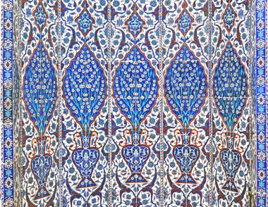 Eski Osmanlı döneminden İznik çinisi. Çiniler, imparatorluğun her yerinden İstanbul'a ve İznik'e getirilen nakkaş denilen usta zanaatkarlar tarafından dekore edilmiştir.