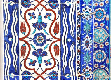 Eski Osmanlı döneminden İznik çinisi. Çiniler, imparatorluğun her yerinden İstanbul'a ve İznik'e getirilen nakkaş denilen usta zanaatkarlar tarafından dekore edilmiştir.