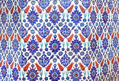 Eski Osmanlı döneminden İznik çinisi. Çiniler, imparatorluğun her yerinden İstanbul'a ve İznik'e getirilen nakkaş denilen usta zanaatkarlar tarafından dekore edilmiştir.