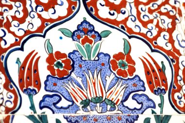 Eski Osmanlı döneminden İznik çinisi. Çiniler, imparatorluğun her yerinden İstanbul'a ve İznik'e getirilen nakkaş denilen usta zanaatkarlar tarafından dekore edilmiştir.