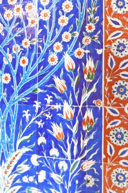 Eski Osmanlı döneminden İznik çinisi. Çiniler, imparatorluğun her yerinden İstanbul'a ve İznik'e getirilen nakkaş denilen usta zanaatkarlar tarafından dekore edilmiştir.