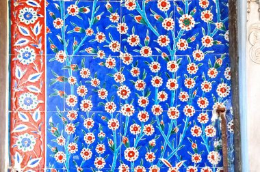 Eski Osmanlı döneminden İznik çinisi. Çiniler, imparatorluğun her yerinden İstanbul'a ve İznik'e getirilen nakkaş denilen usta zanaatkarlar tarafından dekore edilmiştir.