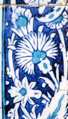 Eski Osmanlı döneminden İznik çinisi. Çiniler, imparatorluğun her yerinden İstanbul'a ve İznik'e getirilen nakkaş denilen usta zanaatkarlar tarafından dekore edilmiştir.