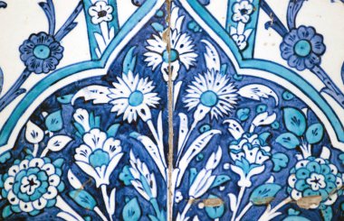 Eski Osmanlı döneminden İznik çinisi. Çiniler, imparatorluğun her yerinden İstanbul'a ve İznik'e getirilen nakkaş denilen usta zanaatkarlar tarafından dekore edilmiştir.