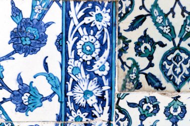 Eski Osmanlı döneminden İznik çinisi. Çiniler, imparatorluğun her yerinden İstanbul'a ve İznik'e getirilen nakkaş denilen usta zanaatkarlar tarafından dekore edilmiştir.