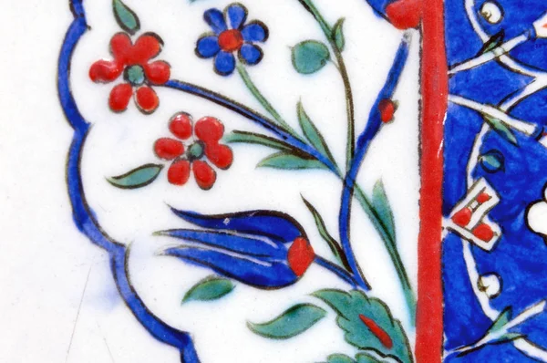 Eski Osmanlı döneminden İznik çinisi. Çiniler, imparatorluğun her yerinden İstanbul'a ve İznik'e getirilen nakkaş denilen usta zanaatkarlar tarafından dekore edilmiştir.