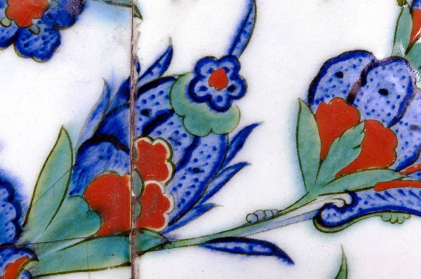 Eski Osmanlı döneminden İznik çinisi. Çiniler, imparatorluğun her yerinden İstanbul'a ve İznik'e getirilen nakkaş denilen usta zanaatkarlar tarafından dekore edilmiştir.