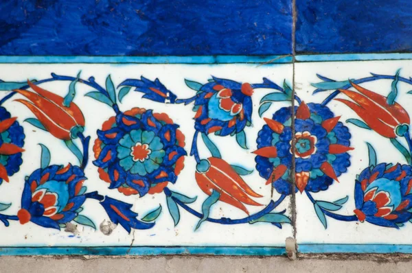 Eski Osmanlı döneminden İznik çinisi. Çiniler, imparatorluğun her yerinden İstanbul'a ve İznik'e getirilen nakkaş denilen usta zanaatkarlar tarafından dekore edilmiştir.